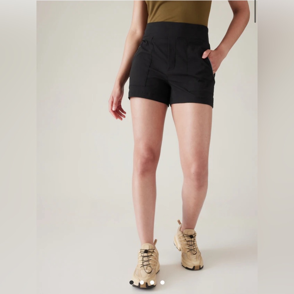 Athleta TREKKIE NORTH SHORT Sz 8